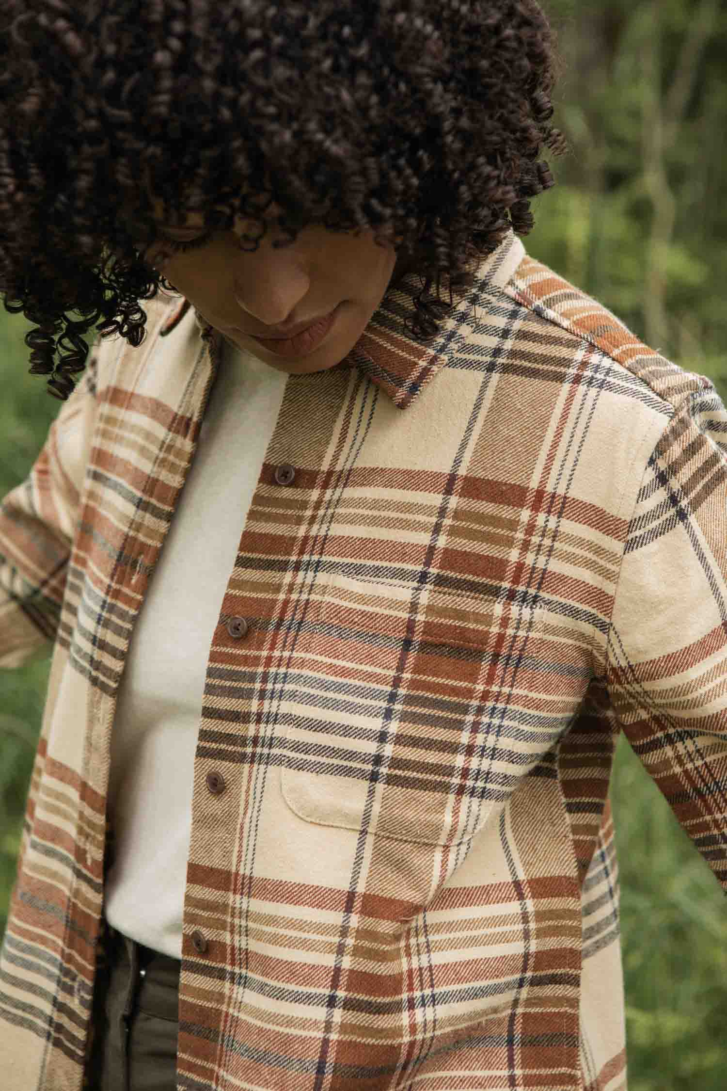 Camicia slim a quadri color latte con tasca