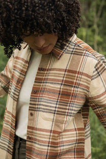 Camicia slim a quadri color latte con tasca