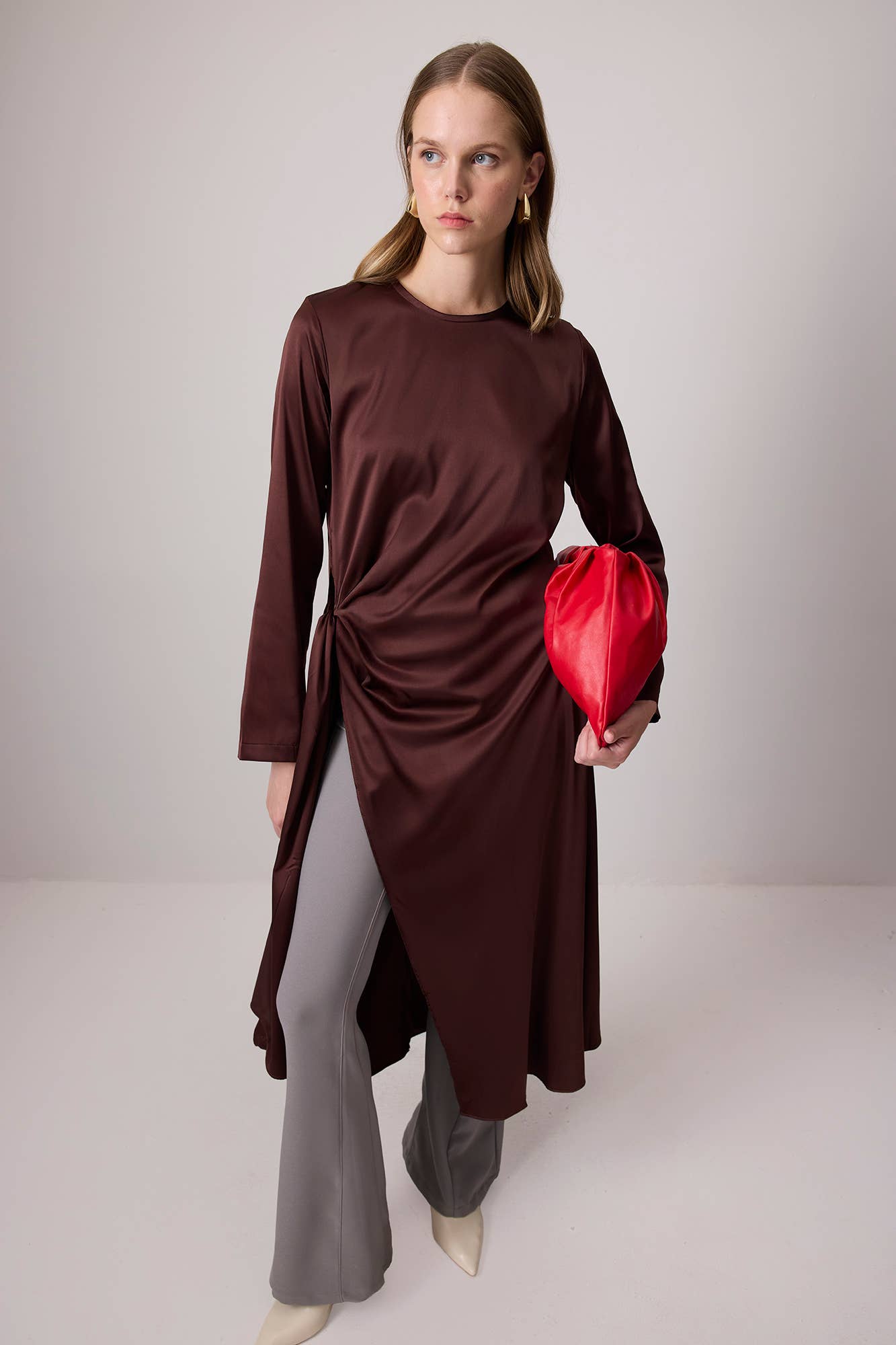 Abito midi in raso con nodo laterale