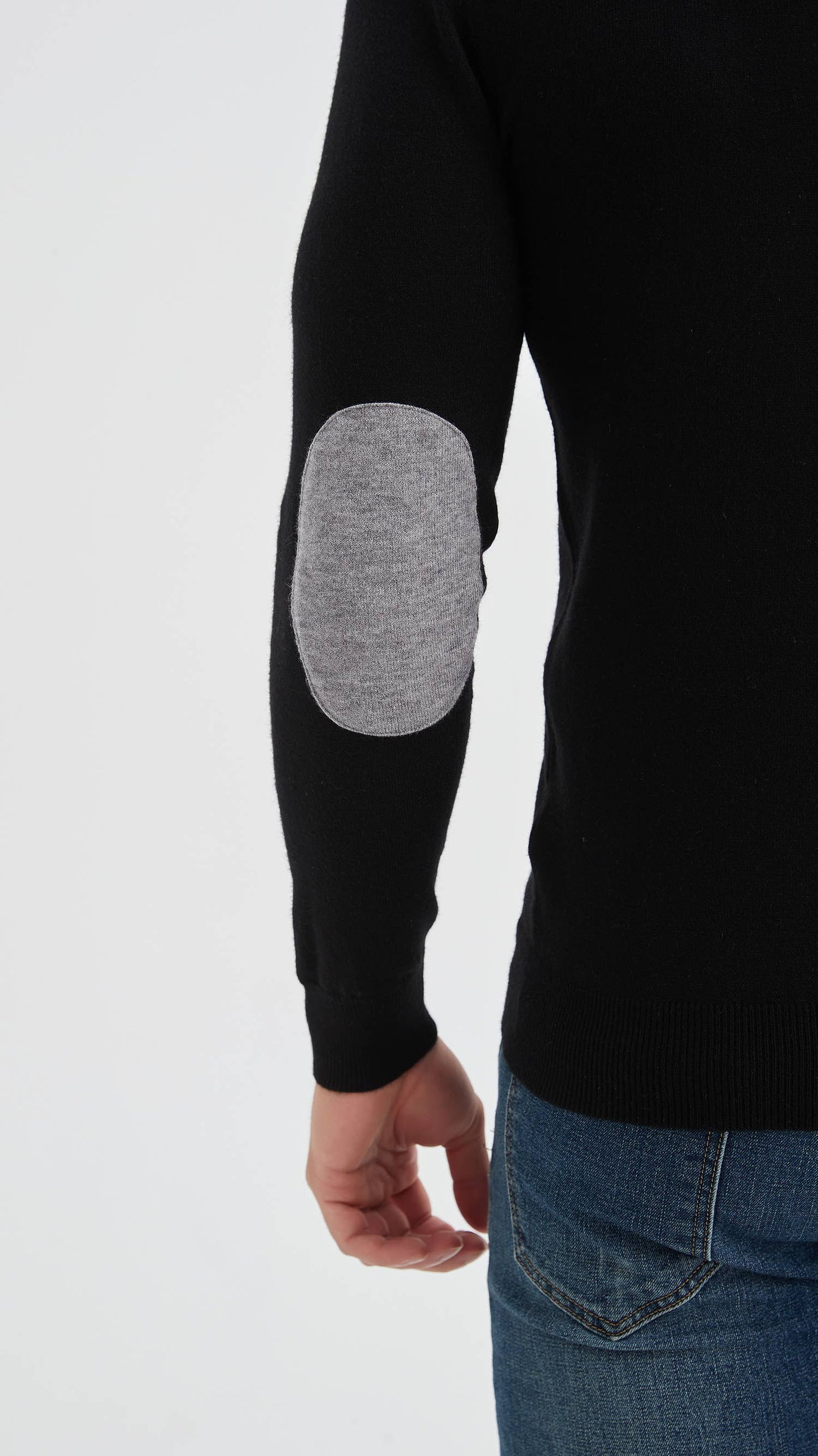 Maglione nero con collo alto e mezza zip con gomitiere