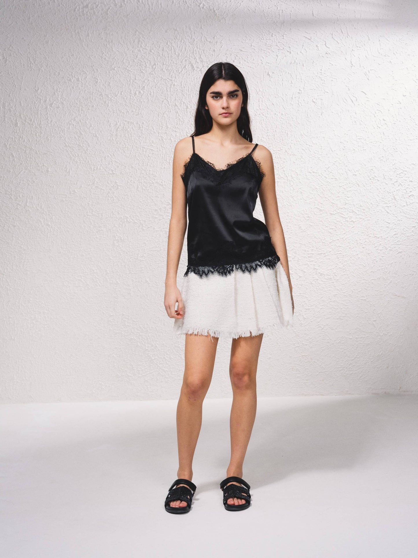 Top fluido con pizzo e scollo a V
