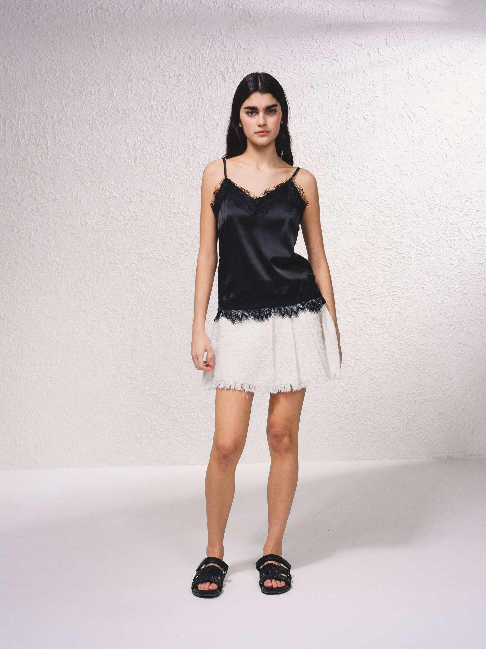 Top fluido con pizzo e scollo a V