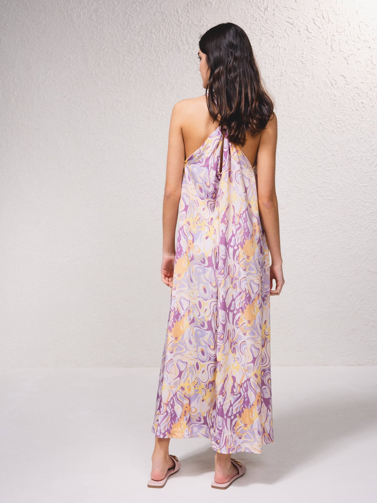 Vestito lungo fluido con scollo a V e stampa astratta