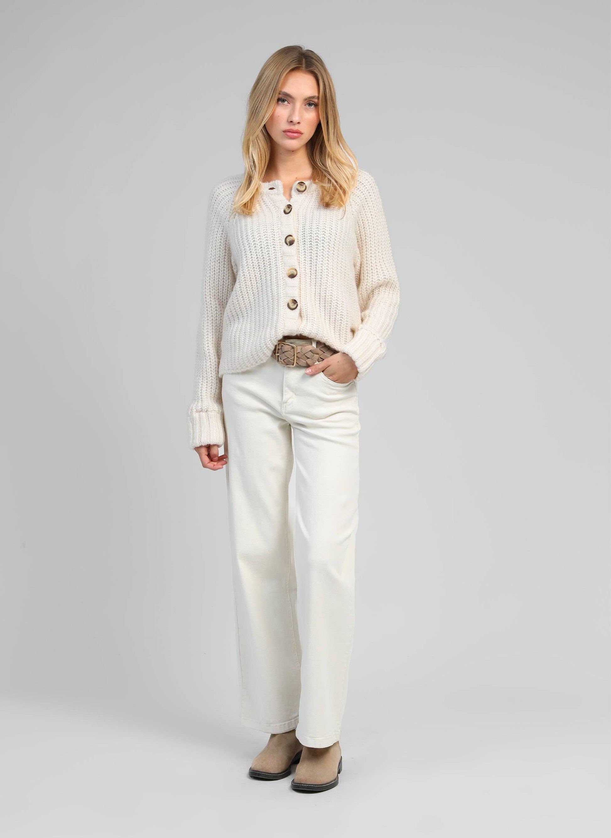 Cardigan in maglia calda écru con bottoni effetto corno