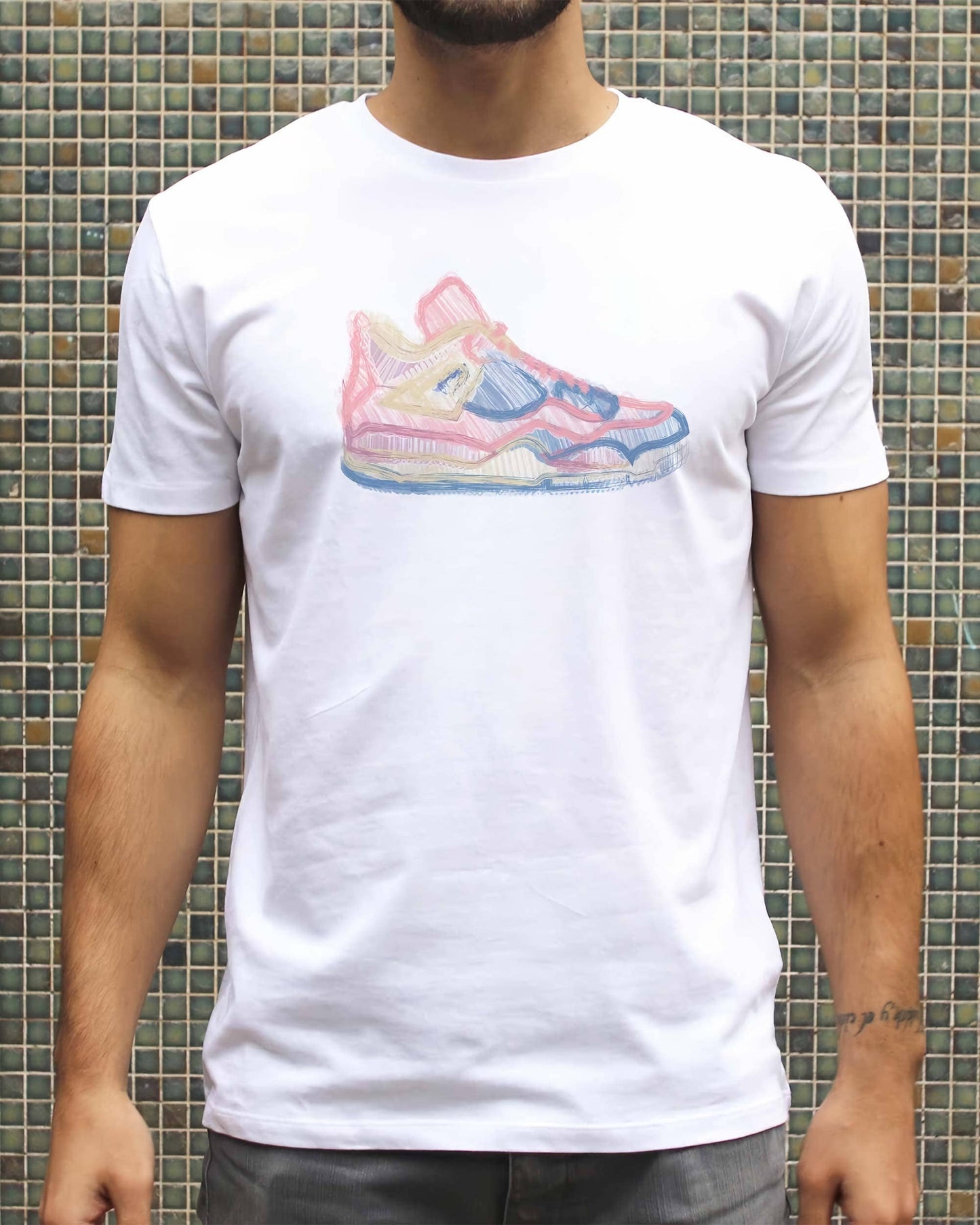 T-shirt con stampa sneakers in cotone biologico