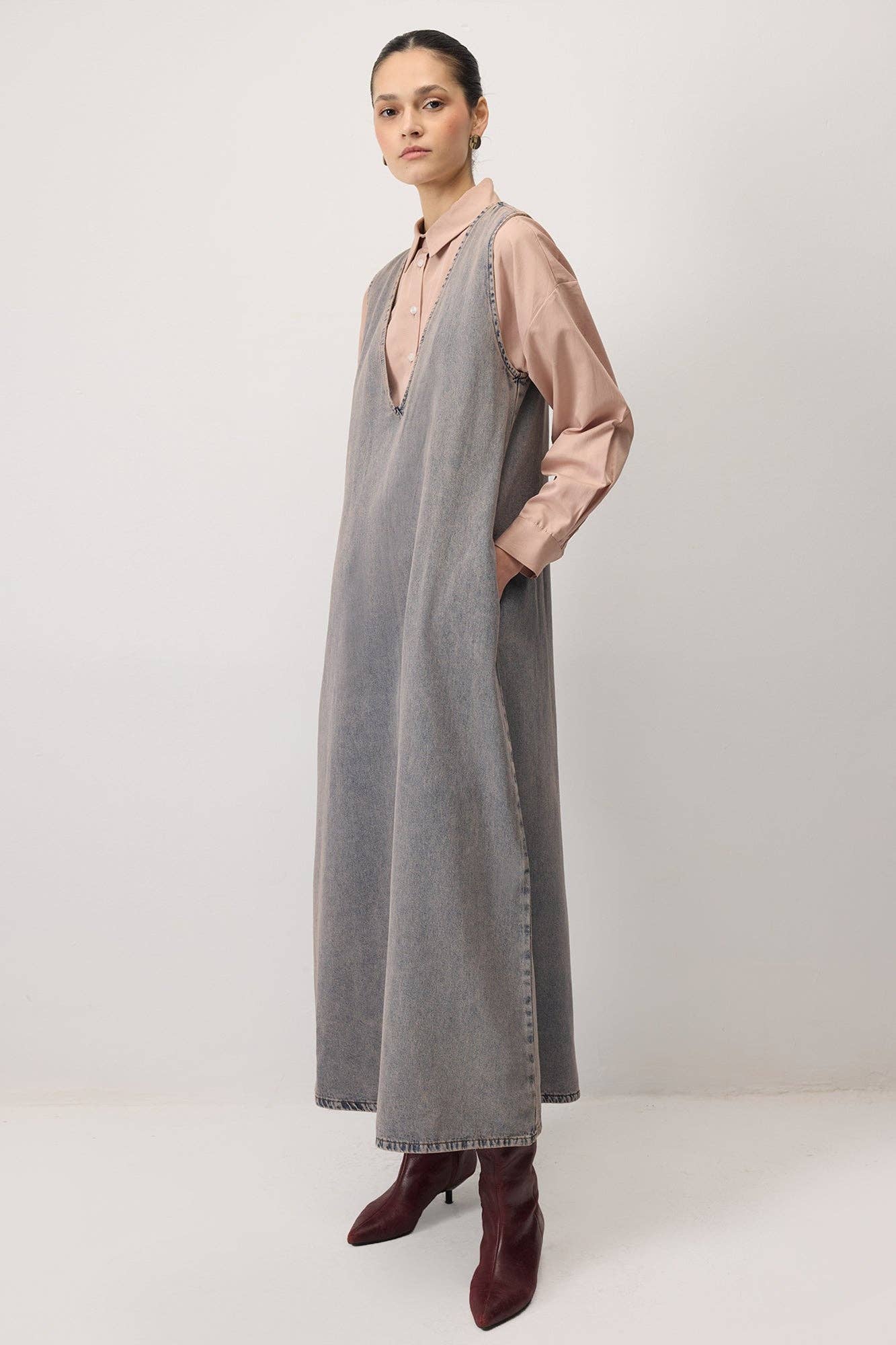 Abito salopette in denim con scollo a V
