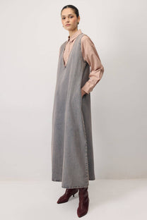 Abito salopette in denim con scollo a V