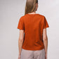 T-shirt in cotone con bottoni decorativi sulle maniche