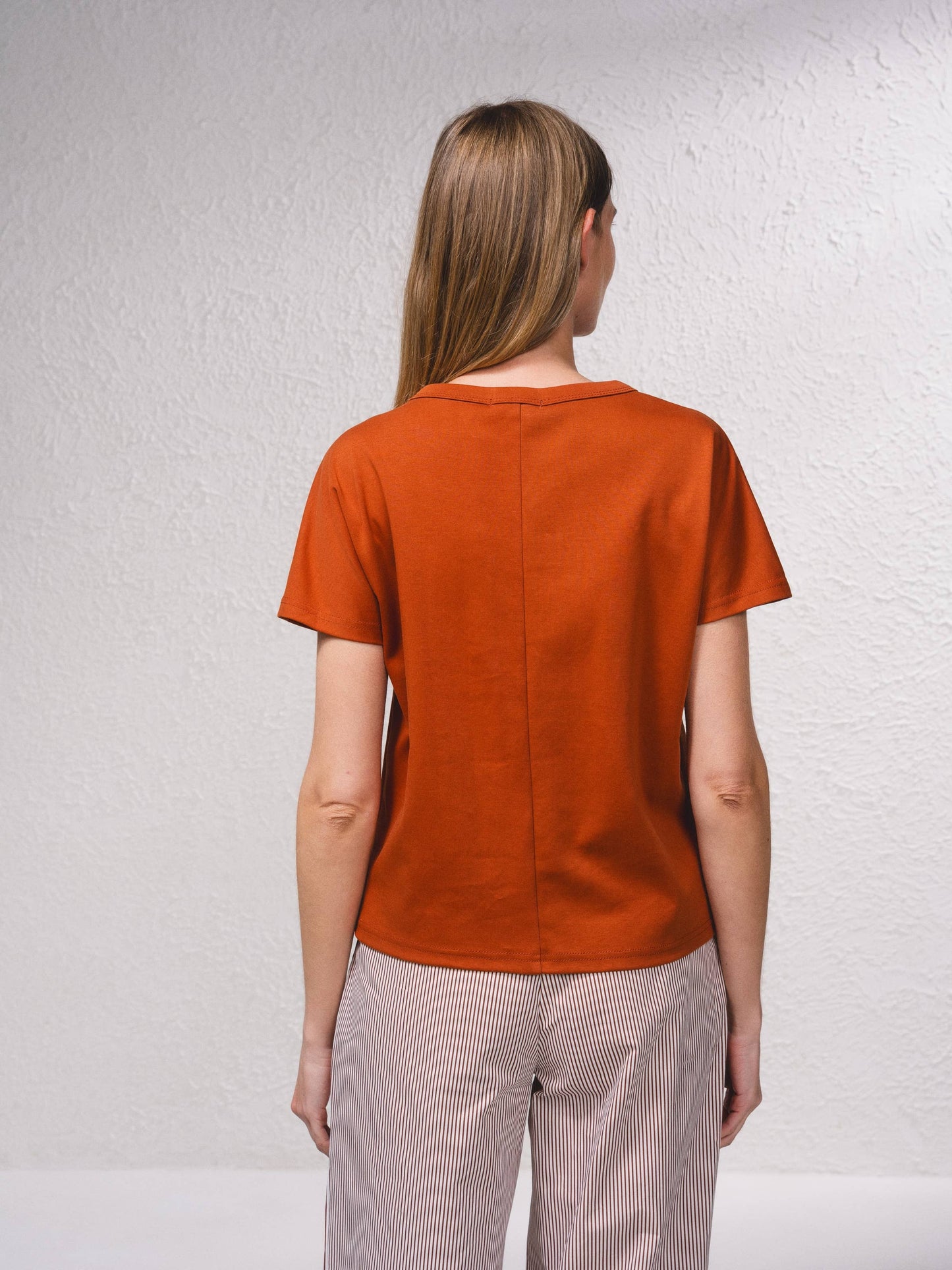 T-shirt in cotone con bottoni decorativi sulle maniche