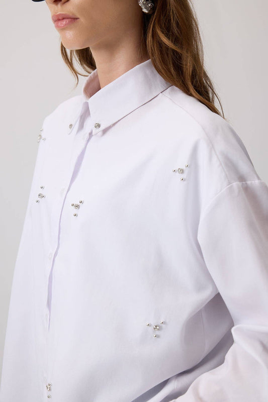Camicia bianca ricamata con pietre in misto cotone