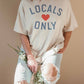 T-shirt oversize grafica “Locals Only” in cotone