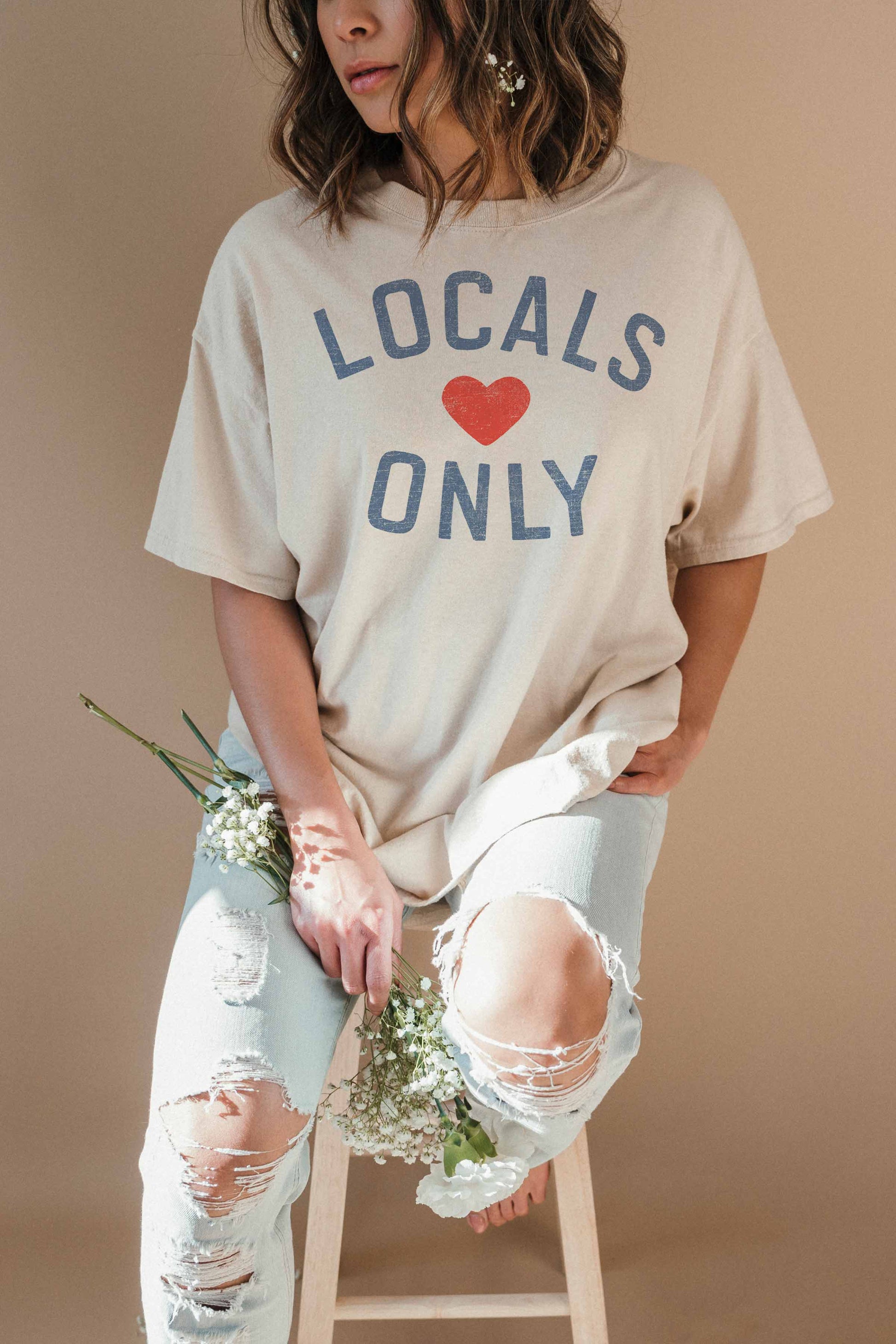 T-shirt oversize grafica “Locals Only” in cotone