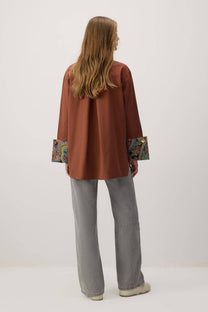 Camicia marrone con dettagli etnici jacquard