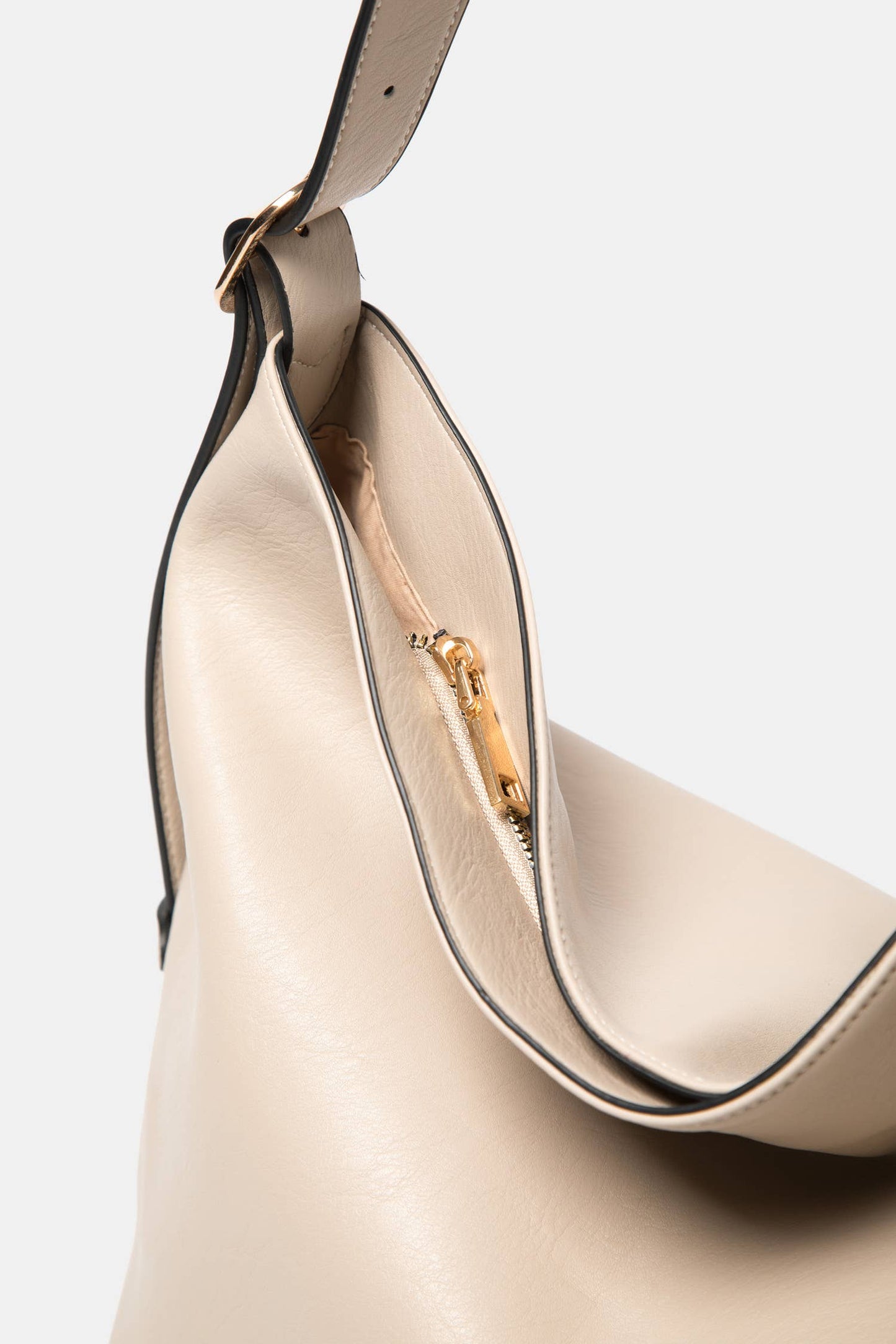 Borsa a spalla in pelle sintetica con tracolla e fibbia a contrasto