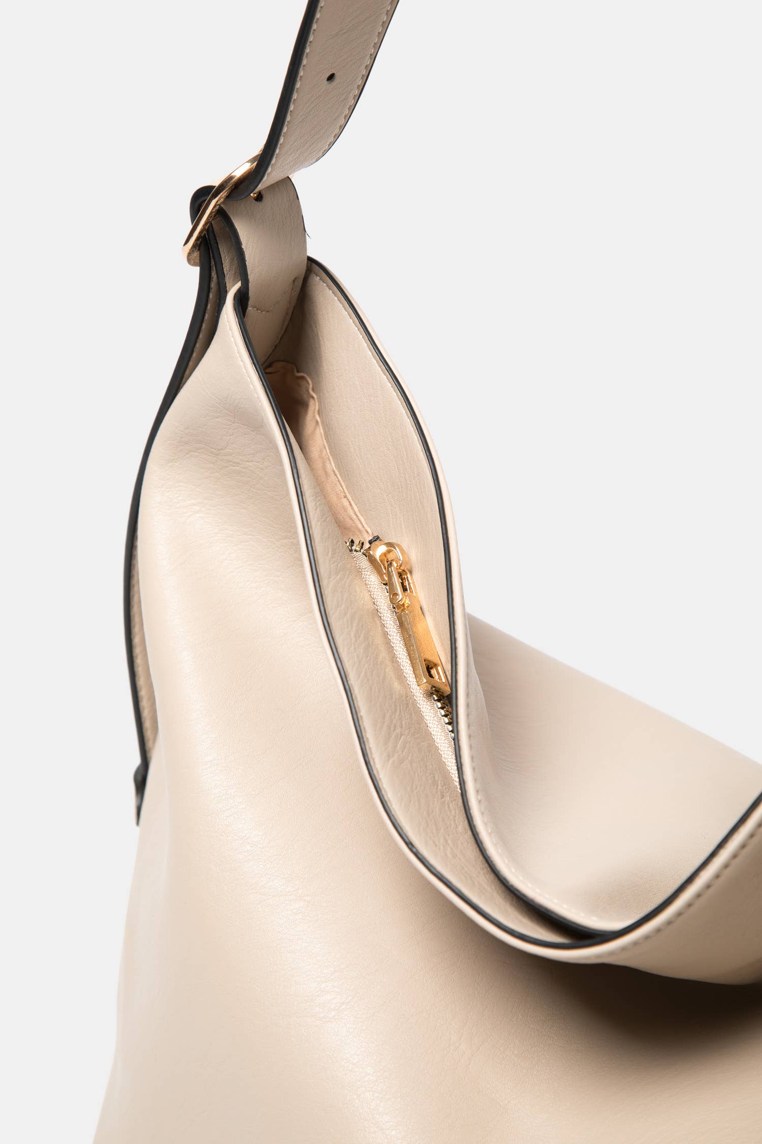 Borsa a spalla in pelle sintetica con tracolla e fibbia a contrasto
