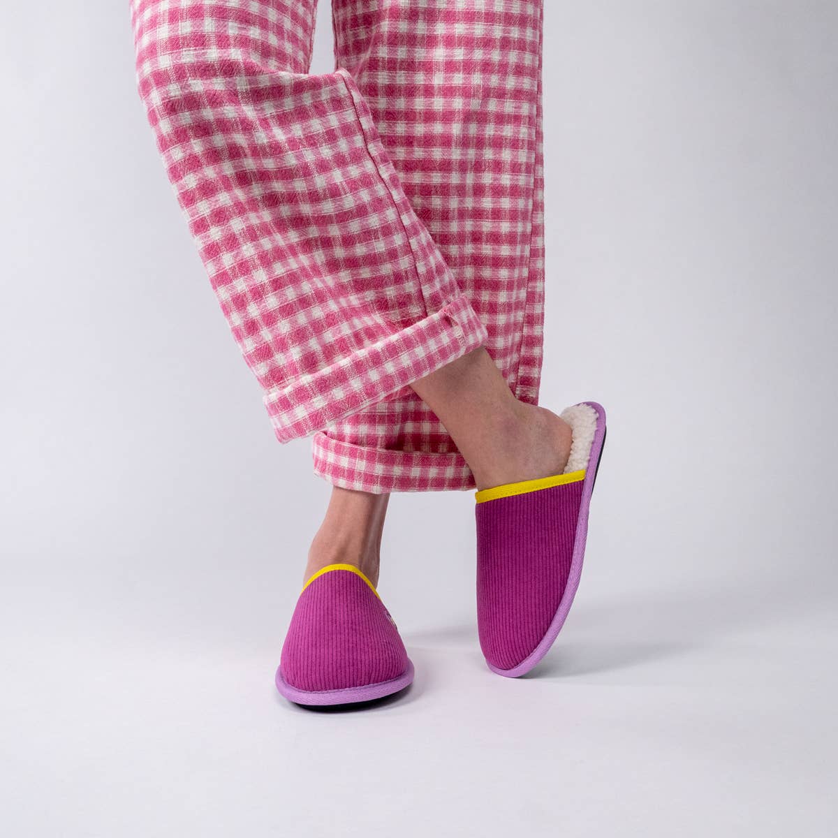 Pantofole in velluto a coste viola con interno in sherpa