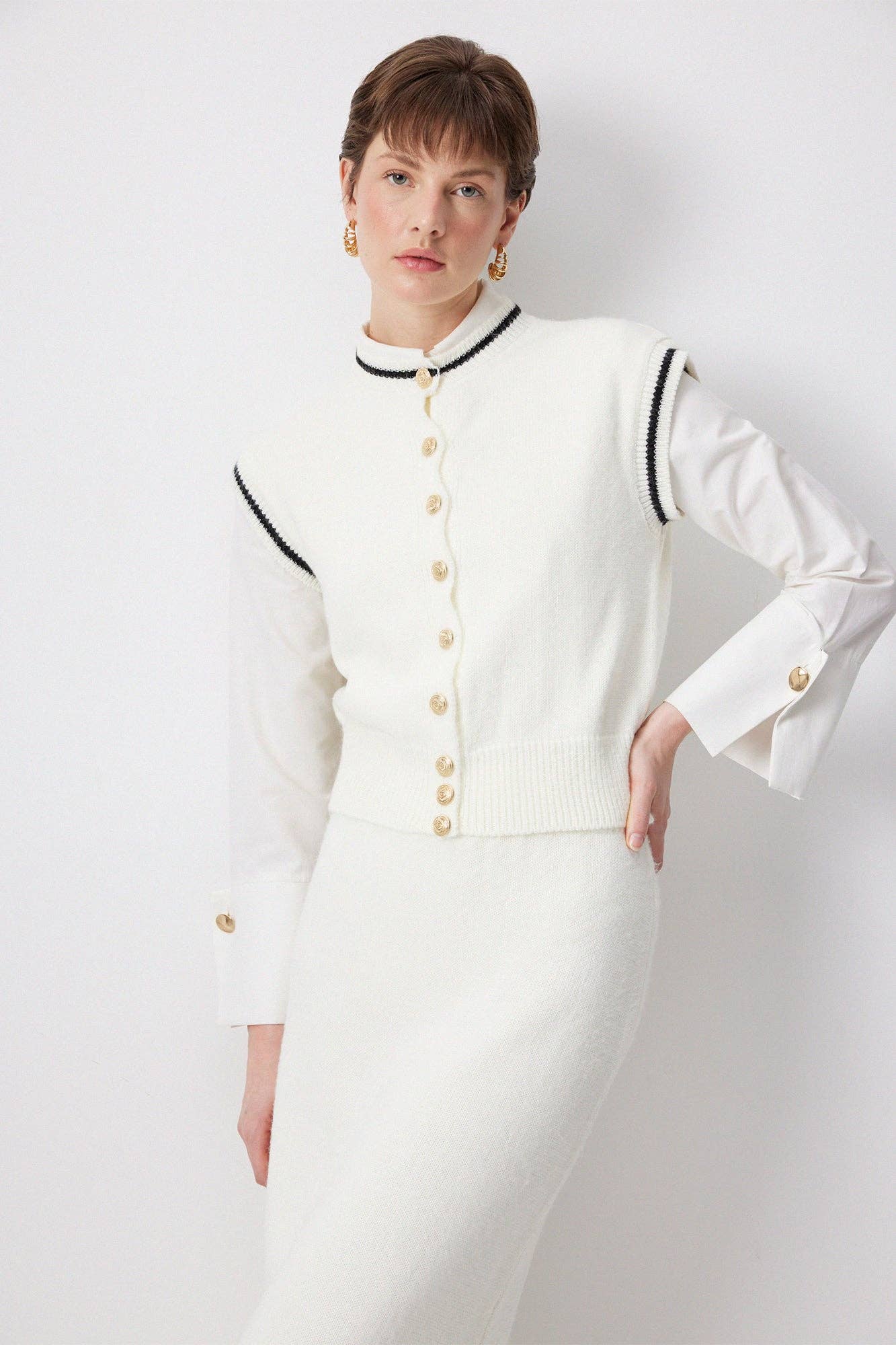 Set in maglia gilet e gonna longuette ecru con bottoni gioiello