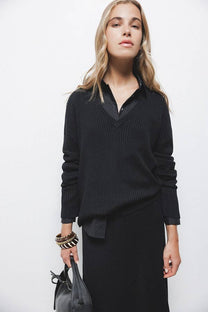 Maglione a coste con scollo a V