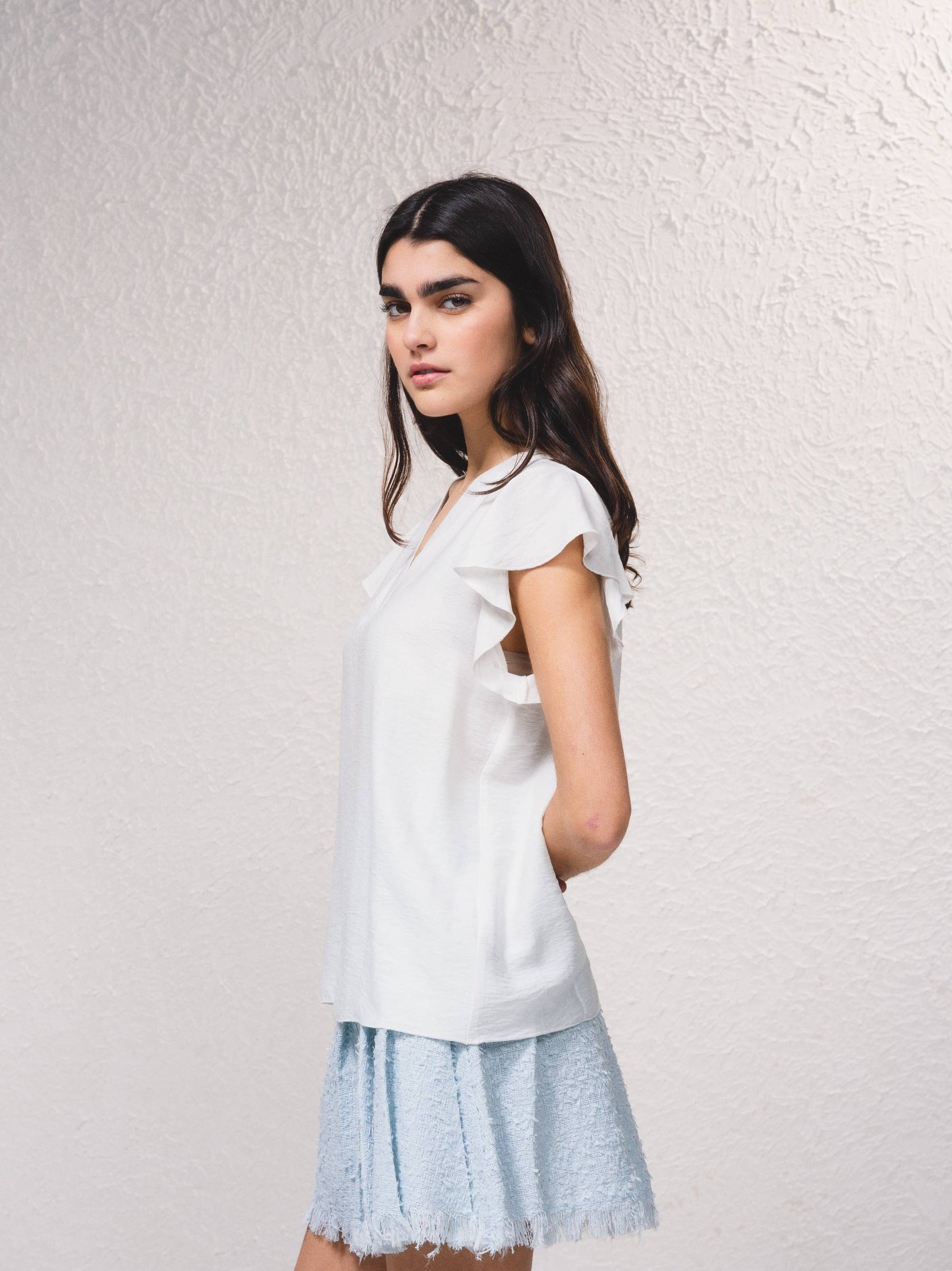 Blusa fluida con scollo a V e maniche arricciate