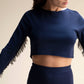 Top corto in maglia con frange sulle maniche