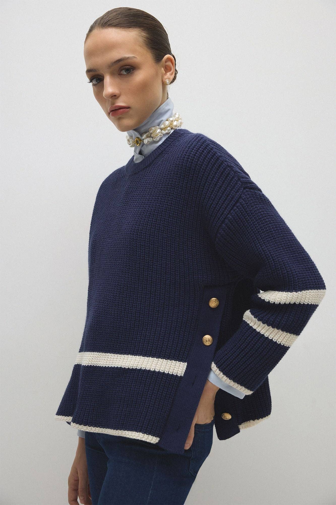 Maglione navy a righe con bottoni dorati
