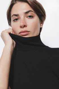 Maglione a maglia rasata con maniche a tre quarti e collo alto