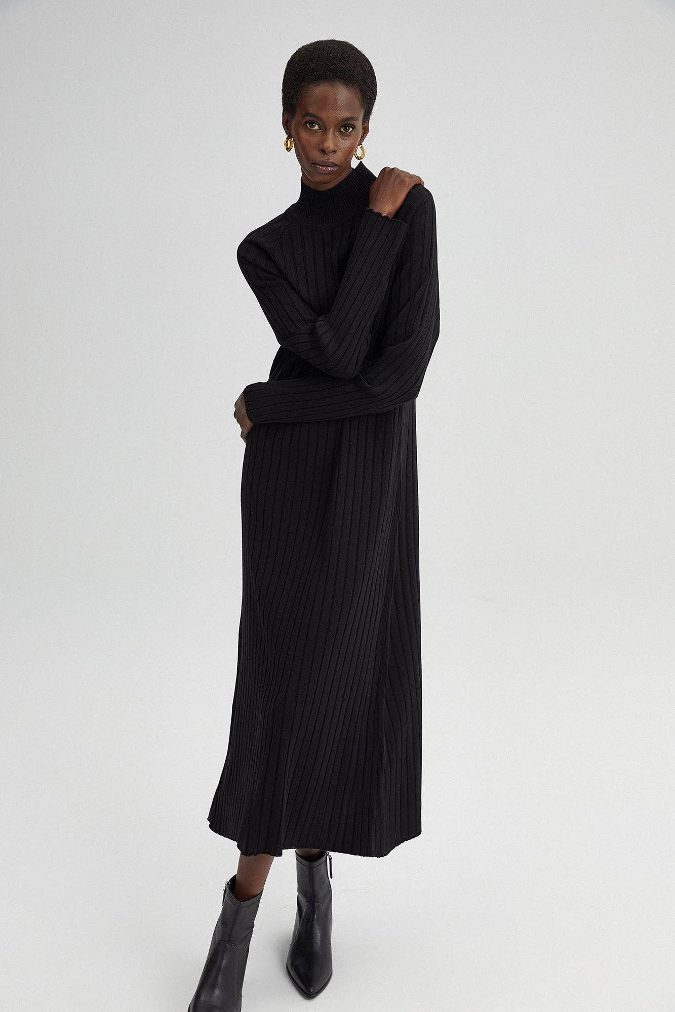 Abito maxi a coste nero con collo alto