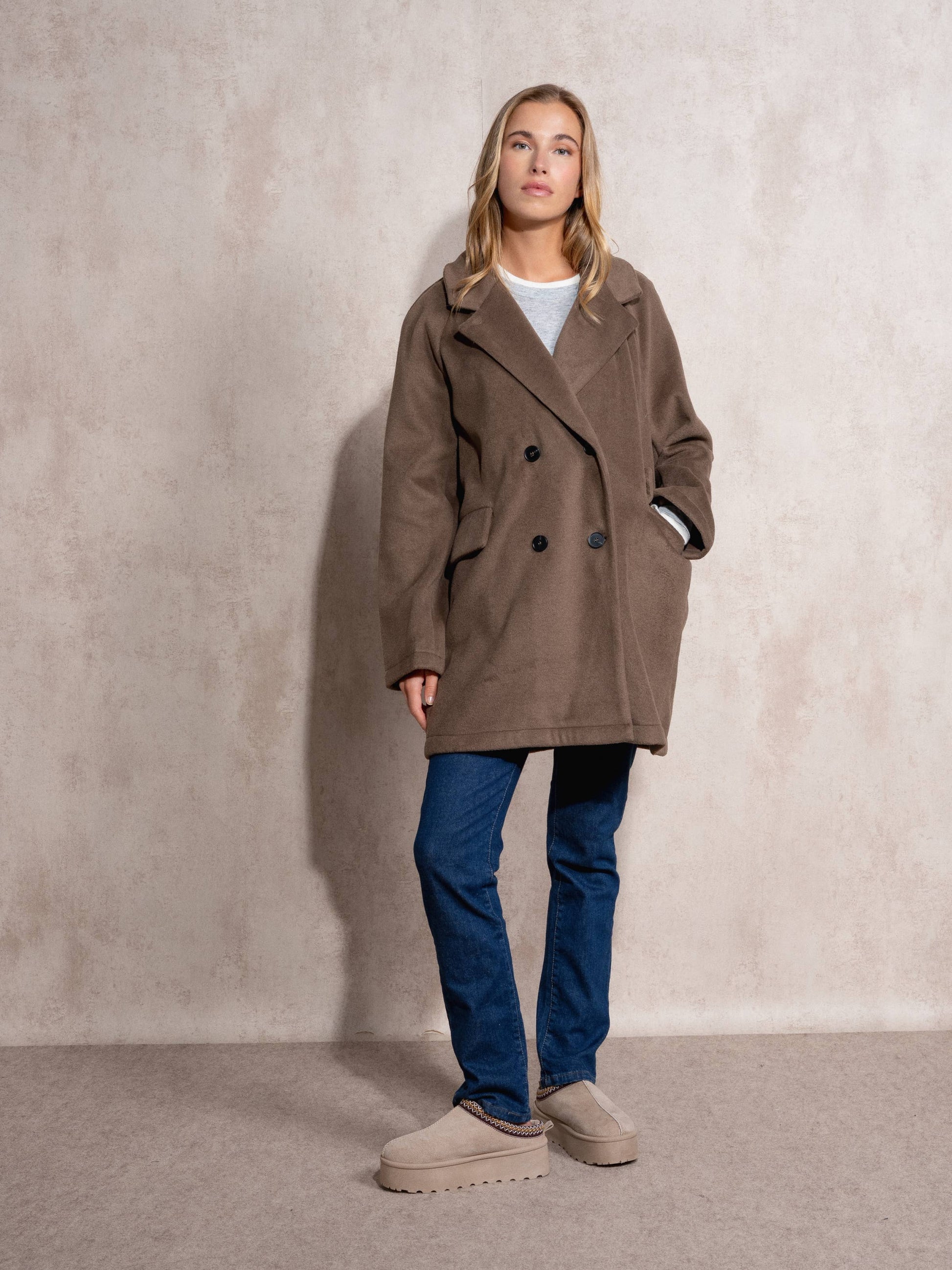 Cappotto midi doppiopetto con revers ampio