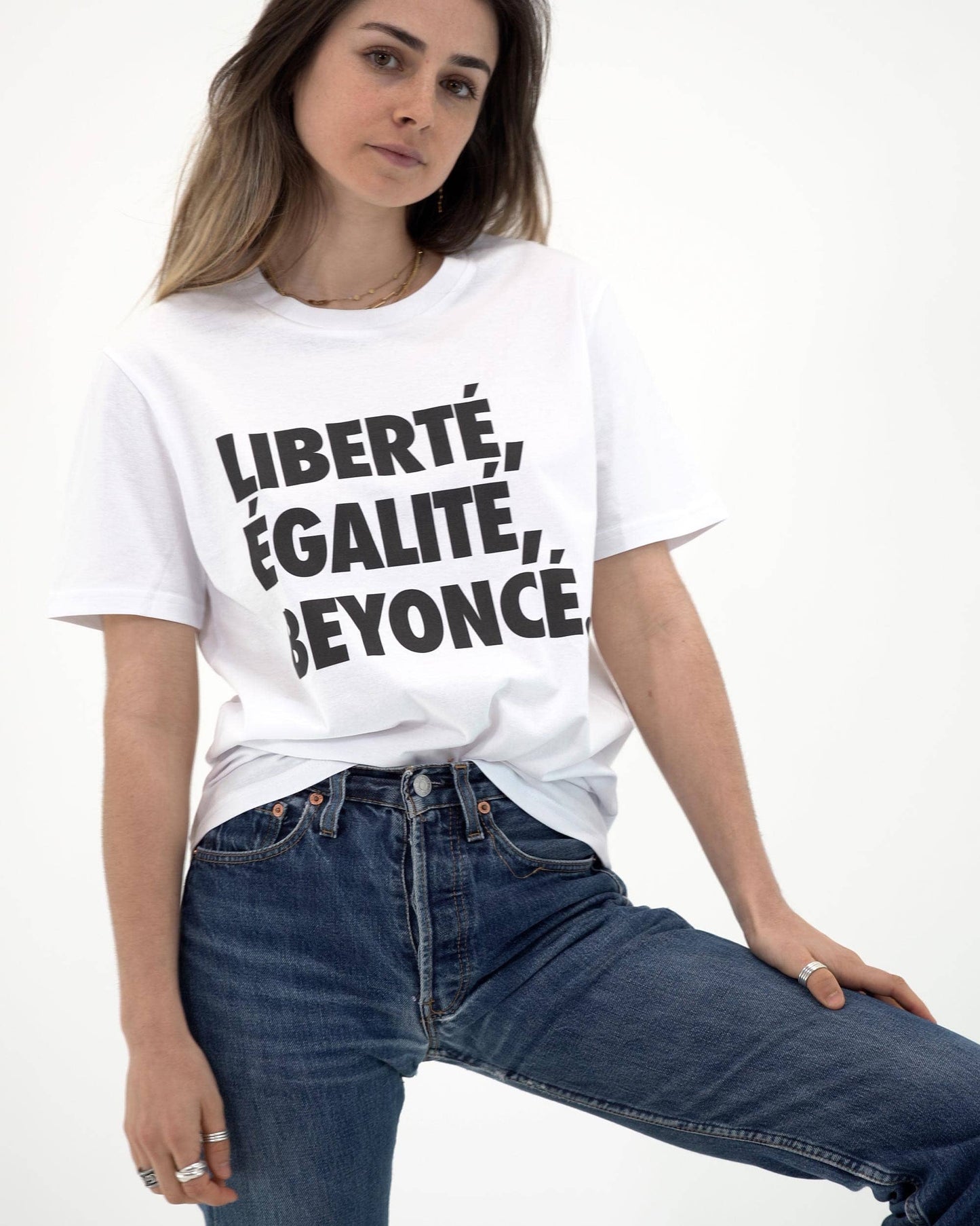 T-shirt con slogan “Liberté, Égalité, Beyoncé” in cotone biologico