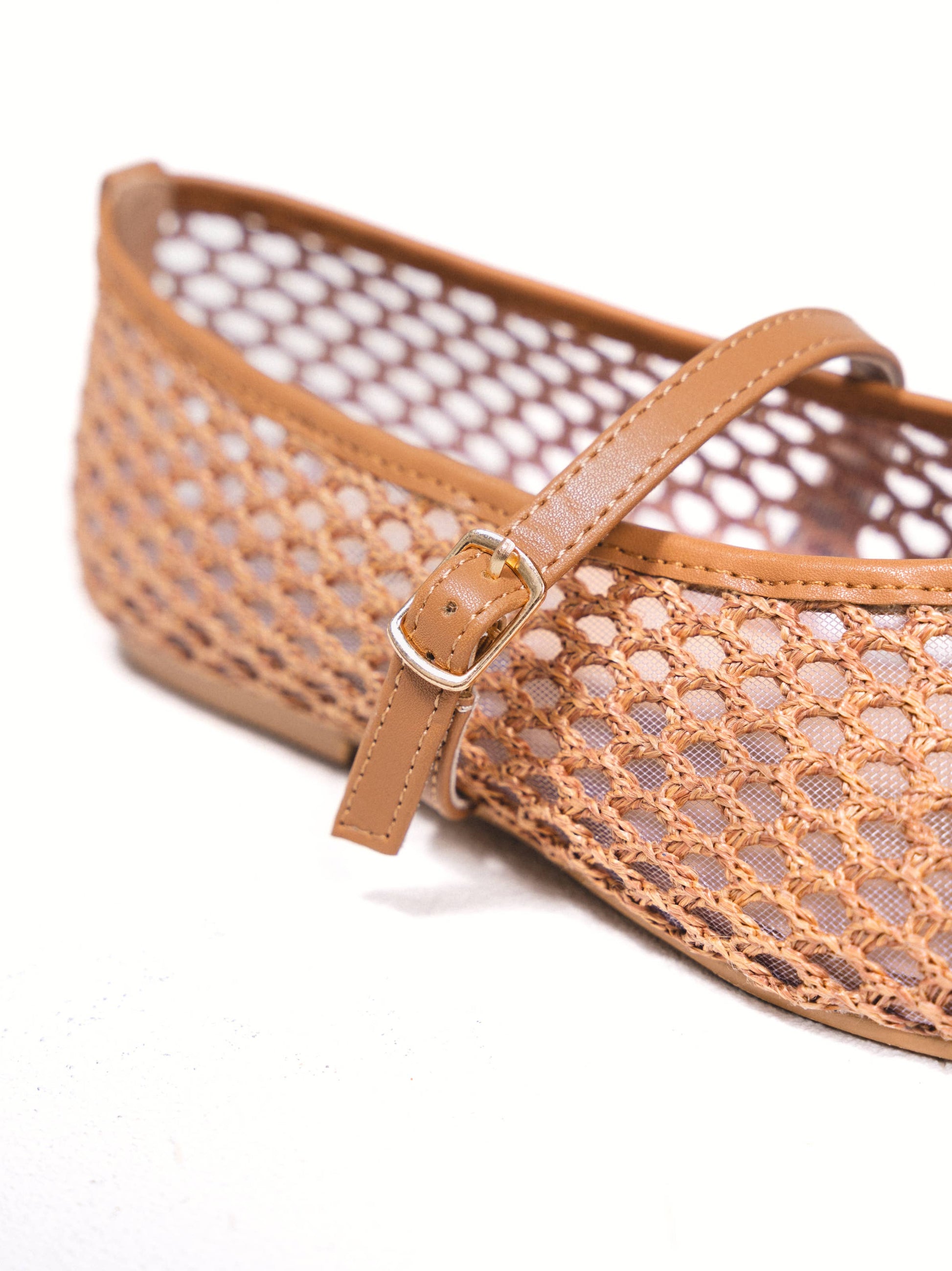 Ballerine in rete aperta con cinturino e fibbia