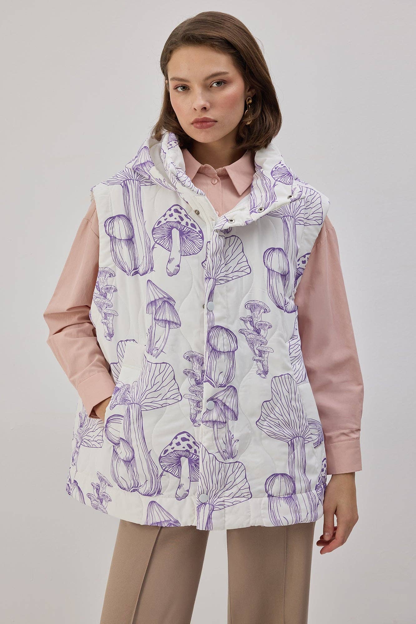 Gilet imbottito con cappuccio e stampa funghi
