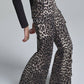 Pantaloni cargo a zampa in cotone leopardato