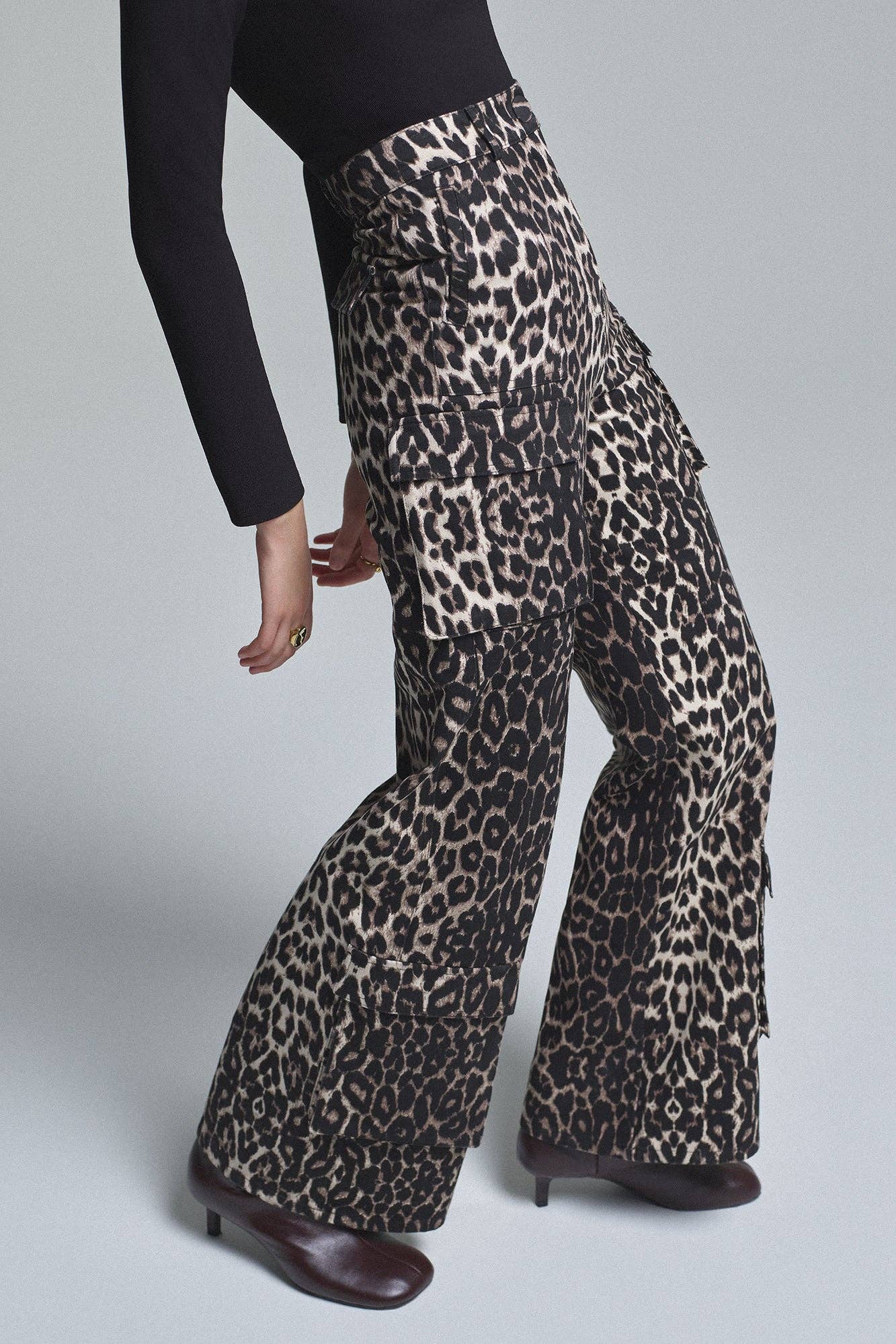 Pantaloni cargo a zampa in cotone leopardato