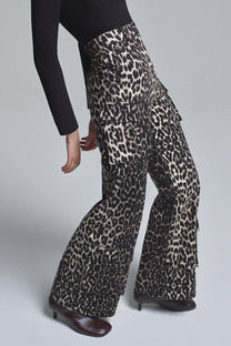 Pantaloni cargo a zampa in cotone leopardato