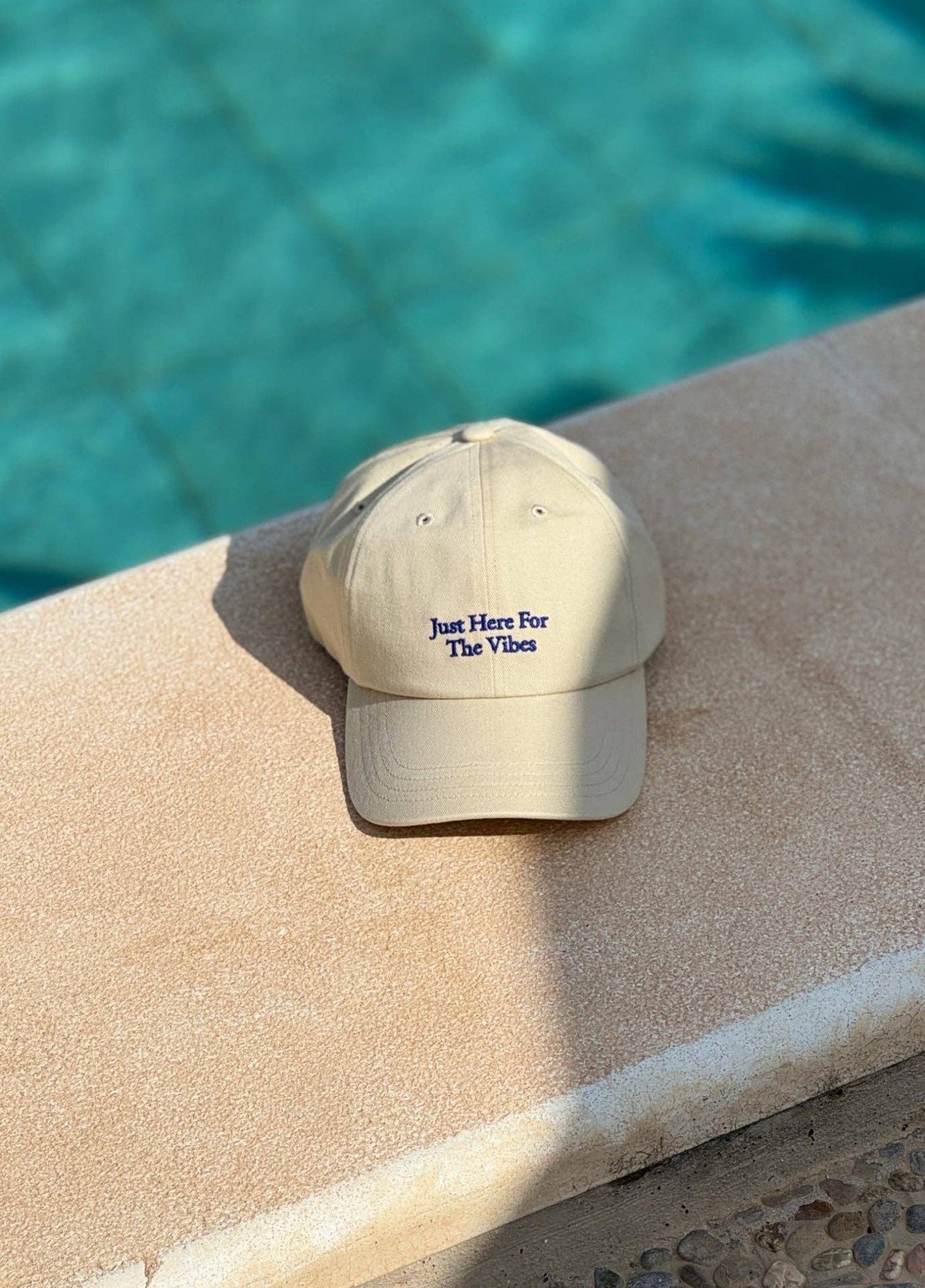 Cappellino beige con ricamo “Just Here For The Vibes”