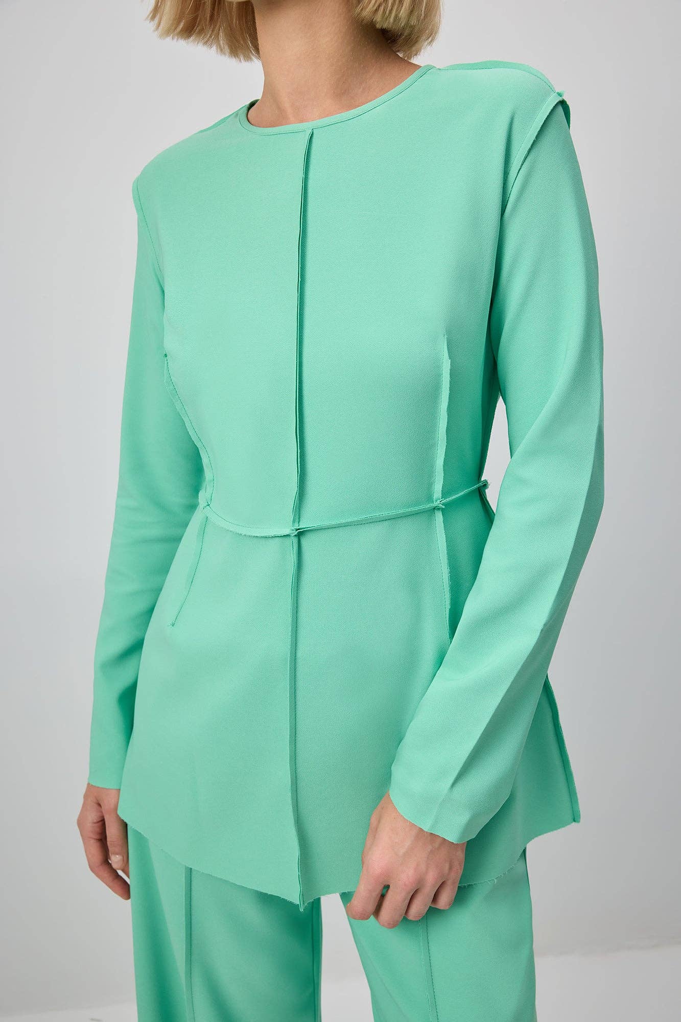 Completo in crepe verde menta con tunica plissettata e pantaloni a gamba larga
