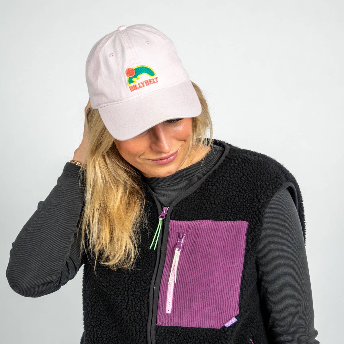 Cappellino rosa antico in cotone con logo ricamato