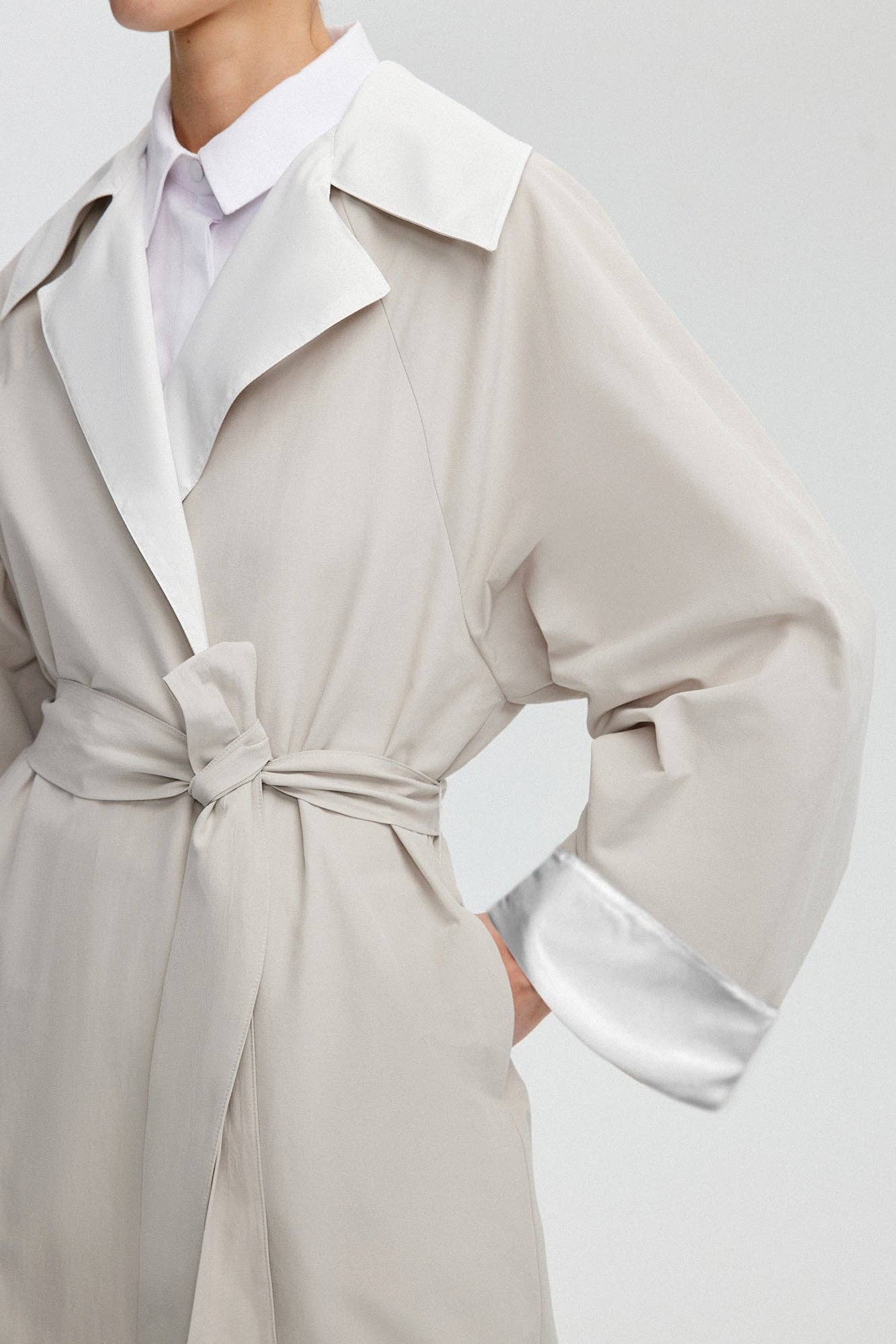 Trench oversize con maniche raglan e cintura
