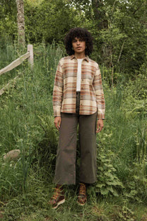 Camicia slim a quadri color latte con tasca