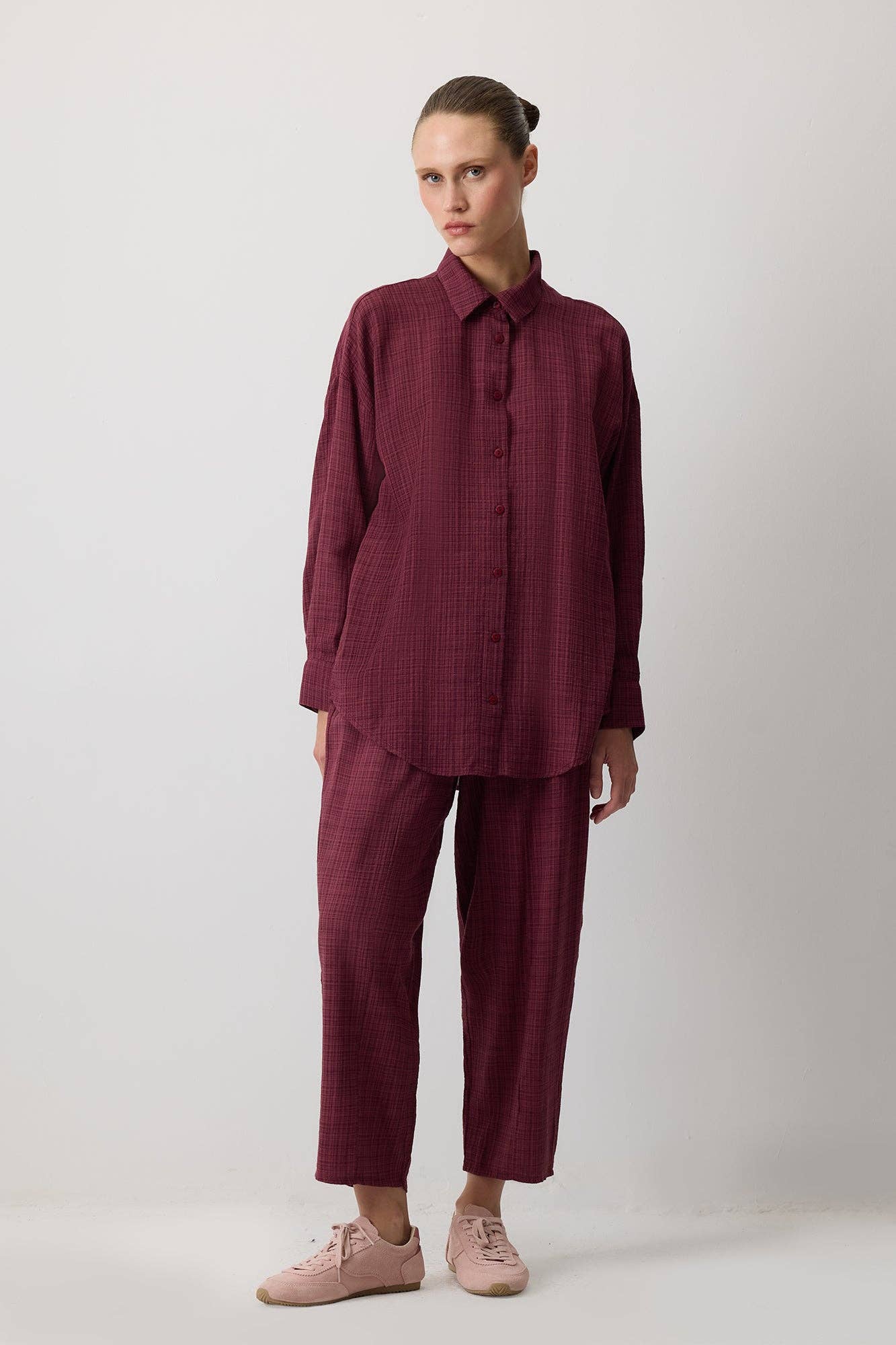 Completo con camicia a quadri e pantaloni bordeaux