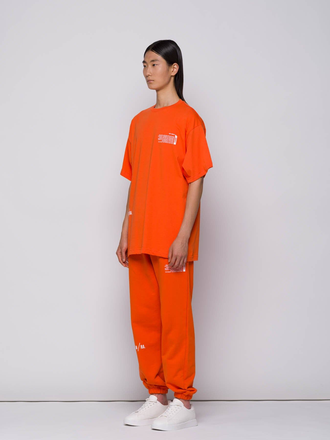 T-shirt arancione con logo
