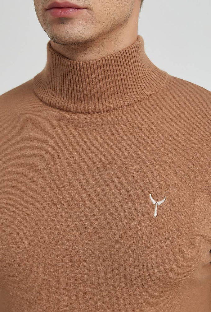 Maglione cammello da uomo con collo a imbuto e logo