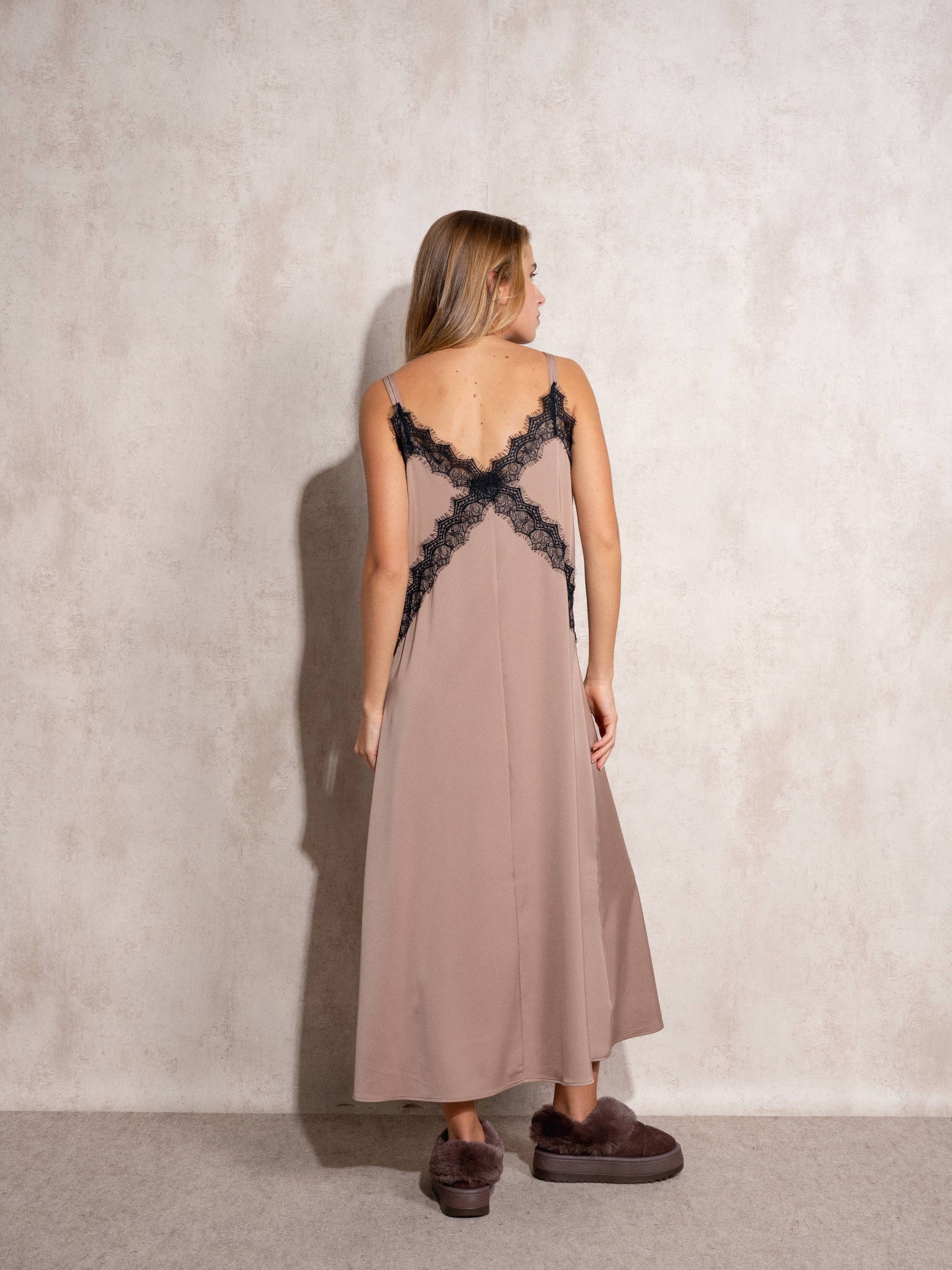 Abito sottoveste lungo con inserti in pizzo