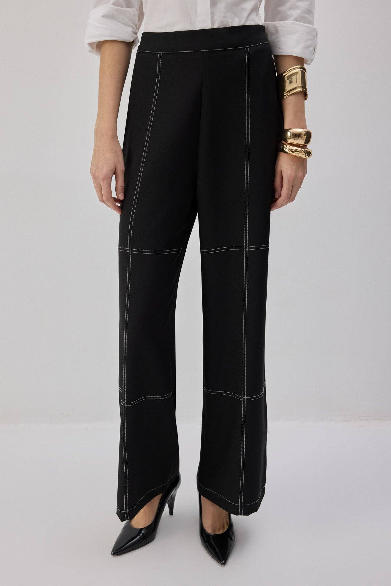 Pantaloni neri con cuciture a contrasto