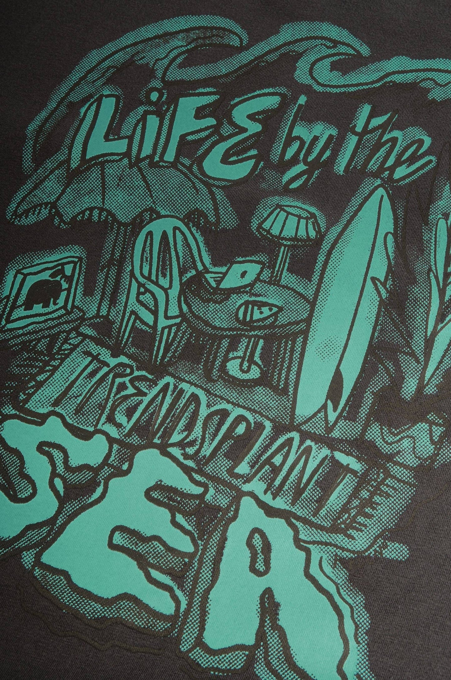 T-shirt unisex pigmentata grigio magnet con maxi stampa “Life by the Sea”