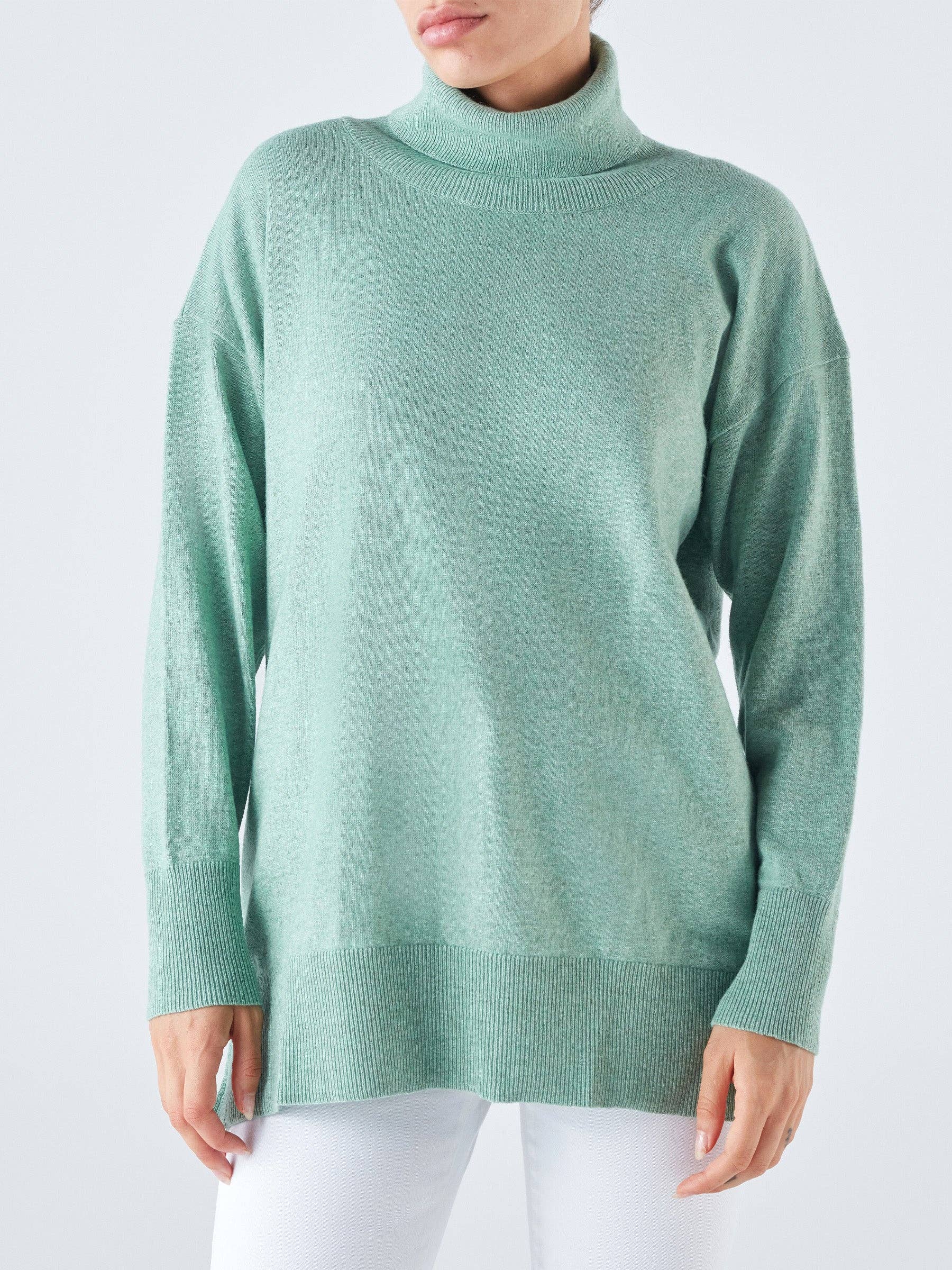 Maglione dolcevita con righe laterali