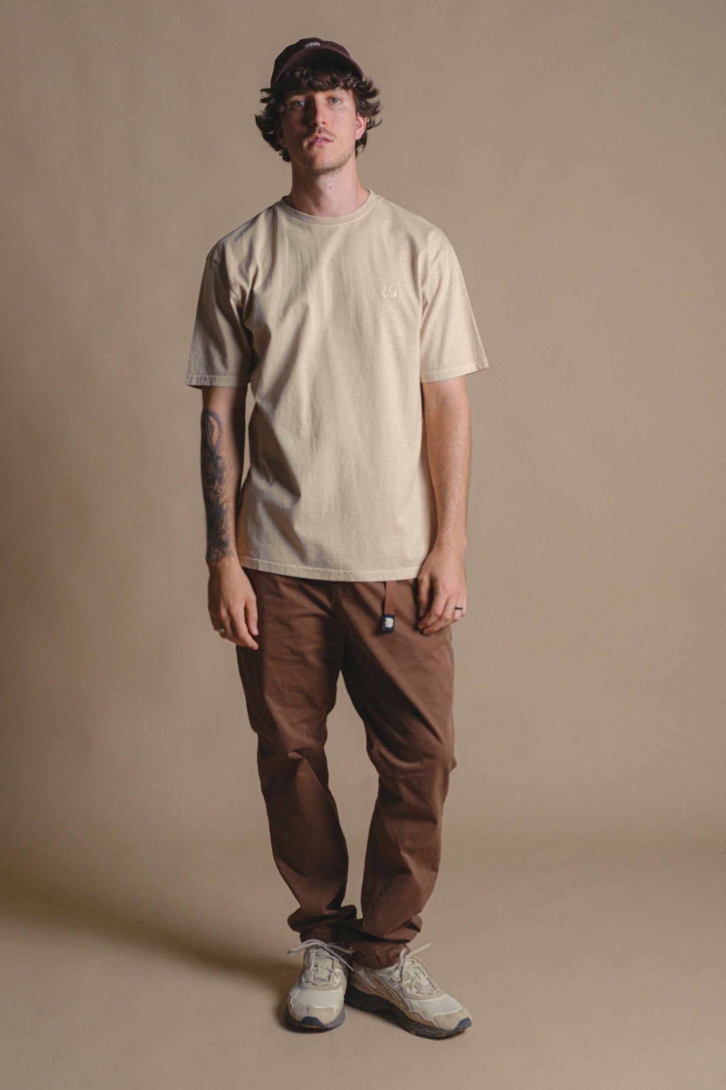 T-shirt uomo in cotone biologico tinta a pigmento con stampa albero