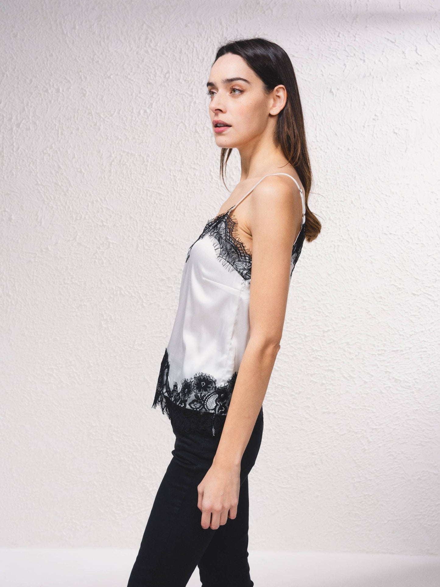 Top fluido con pizzo e scollo a V