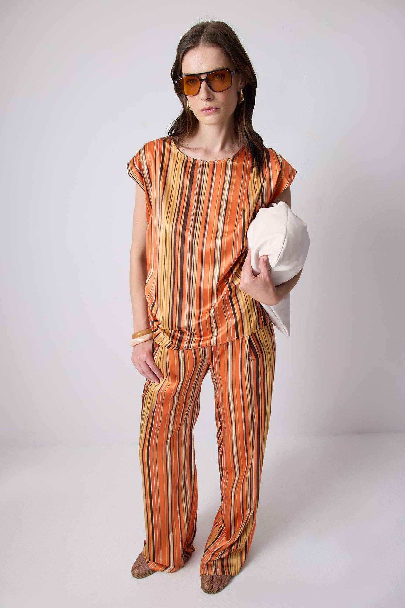 Completo rétro in raso a righe con blusa e pantaloni