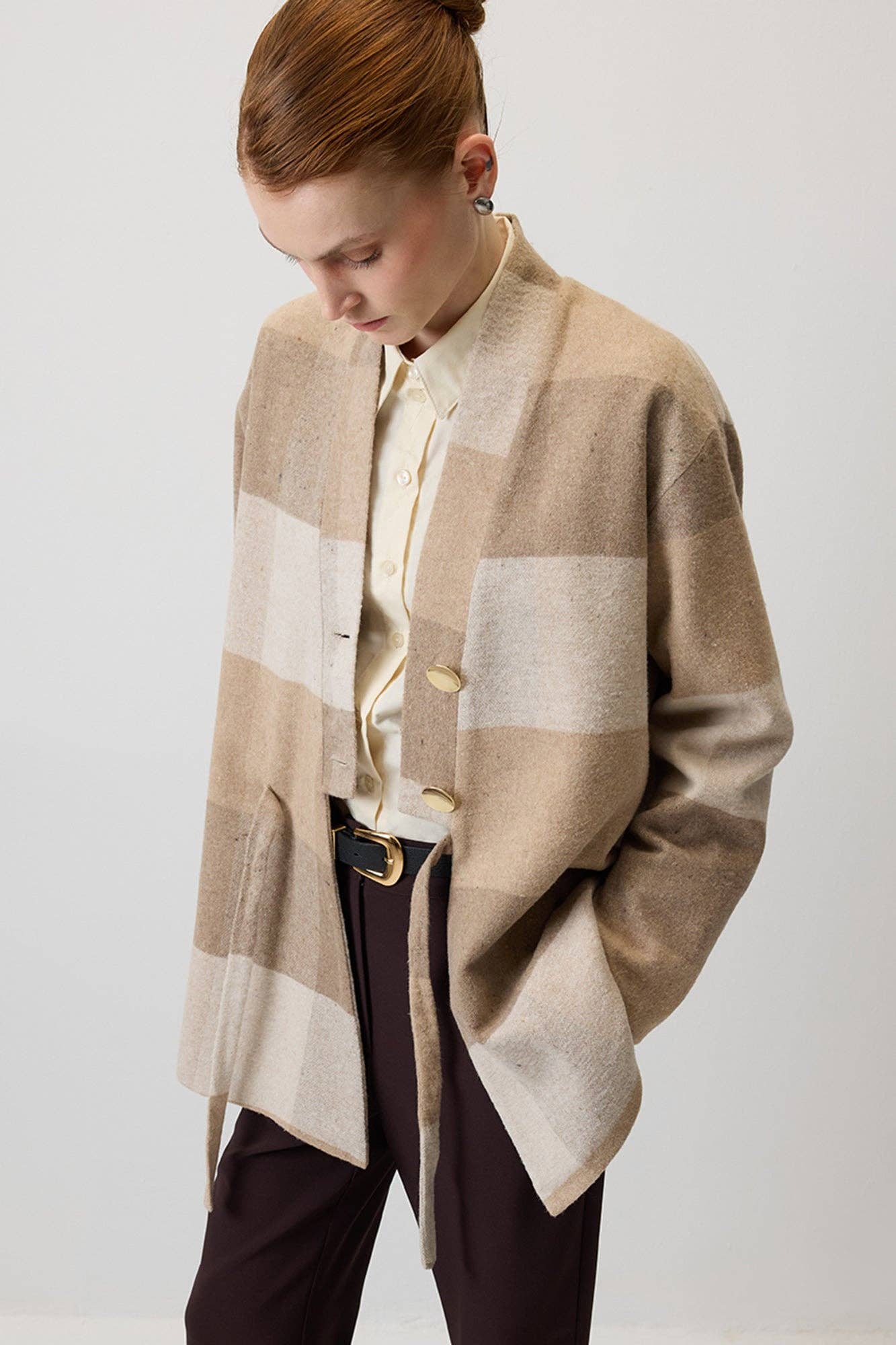 Giacca a quadri beige con cintura in vita